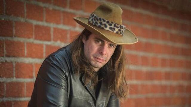 Dross desata polémica por foto de bandera LGBT quemándose