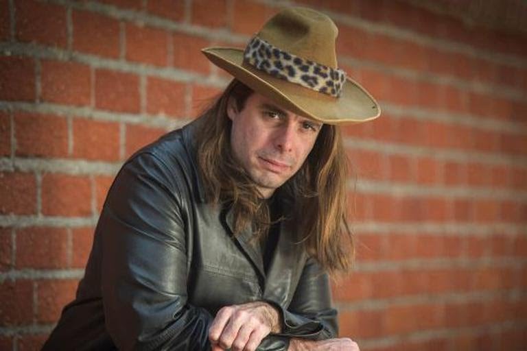 Dross desata polémica por foto de bandera LGBT quemándose