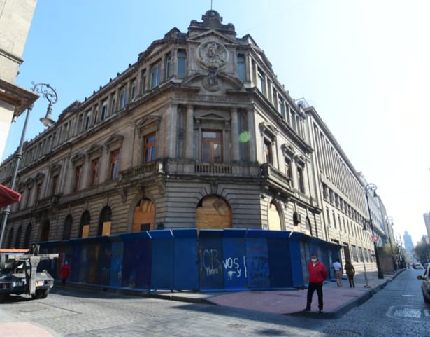 Calles del centro de la CDMX con vallas metálicas