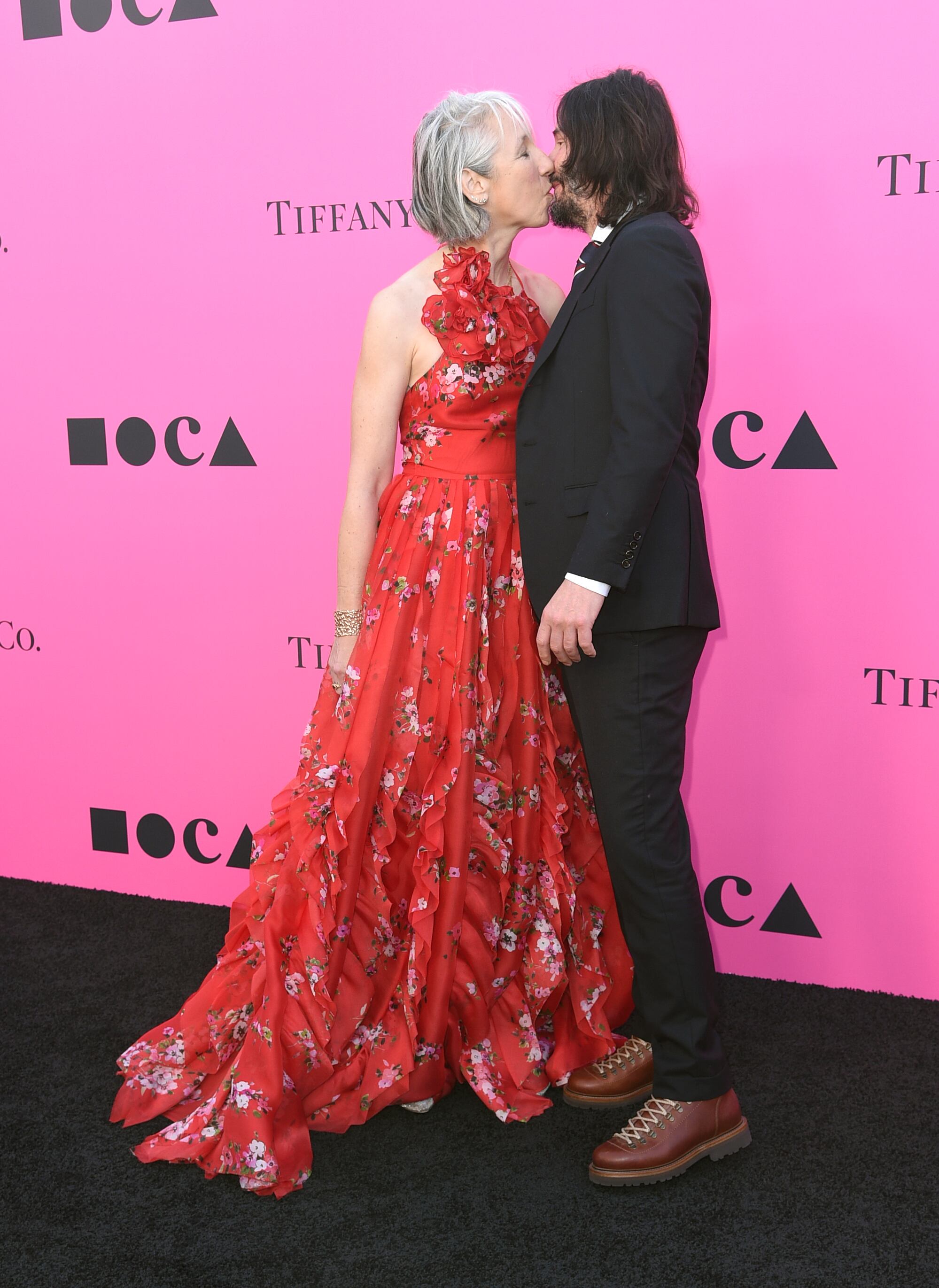 Keanu Reeves, Alexandra Grant su beso que protagonizó la gala MOCA