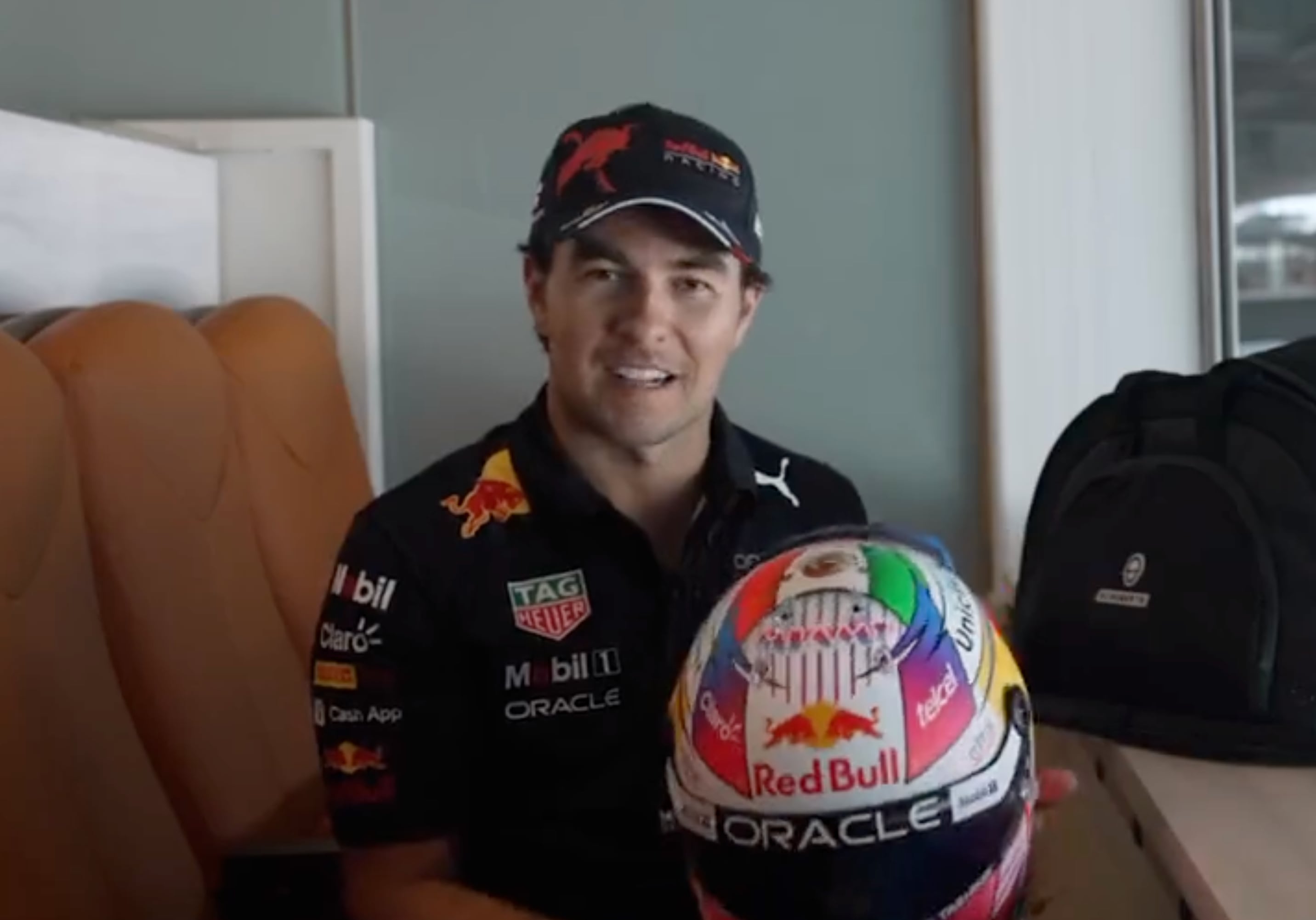 Checo Pérez usará un casco en el GP de Miami