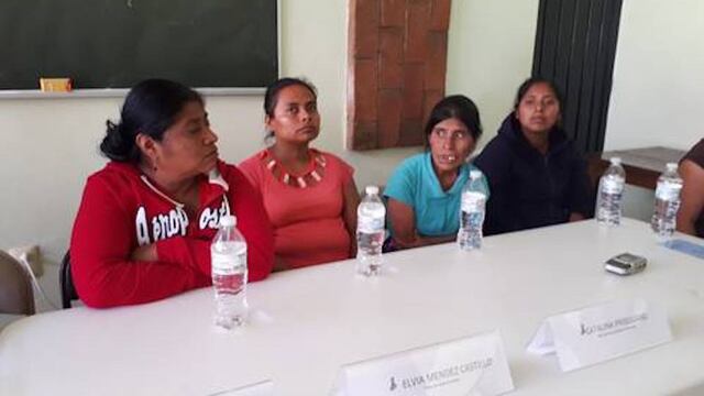 Juana Ramírez Marcos y Elvia Méndez, mujeres indígenas en conferencia con Tlachinollan.