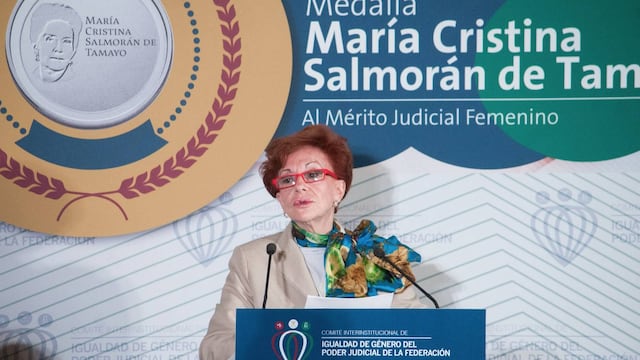 Victoria Adato Green recibió la medalla "María Cristina Salmorán de Tamayo" en el marco del Día Internacional de la Mujer.