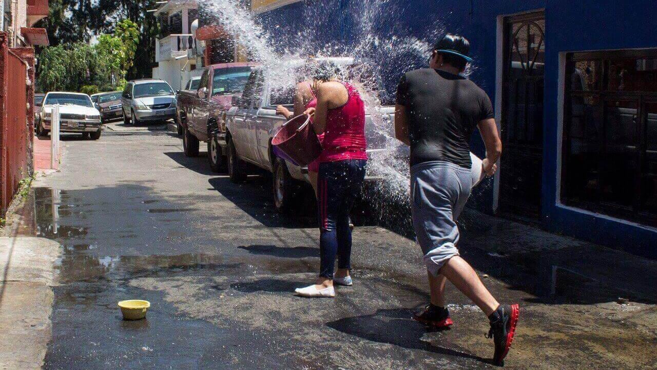 Desperdicio de agua en Sábado de Gloria de años anteriores.