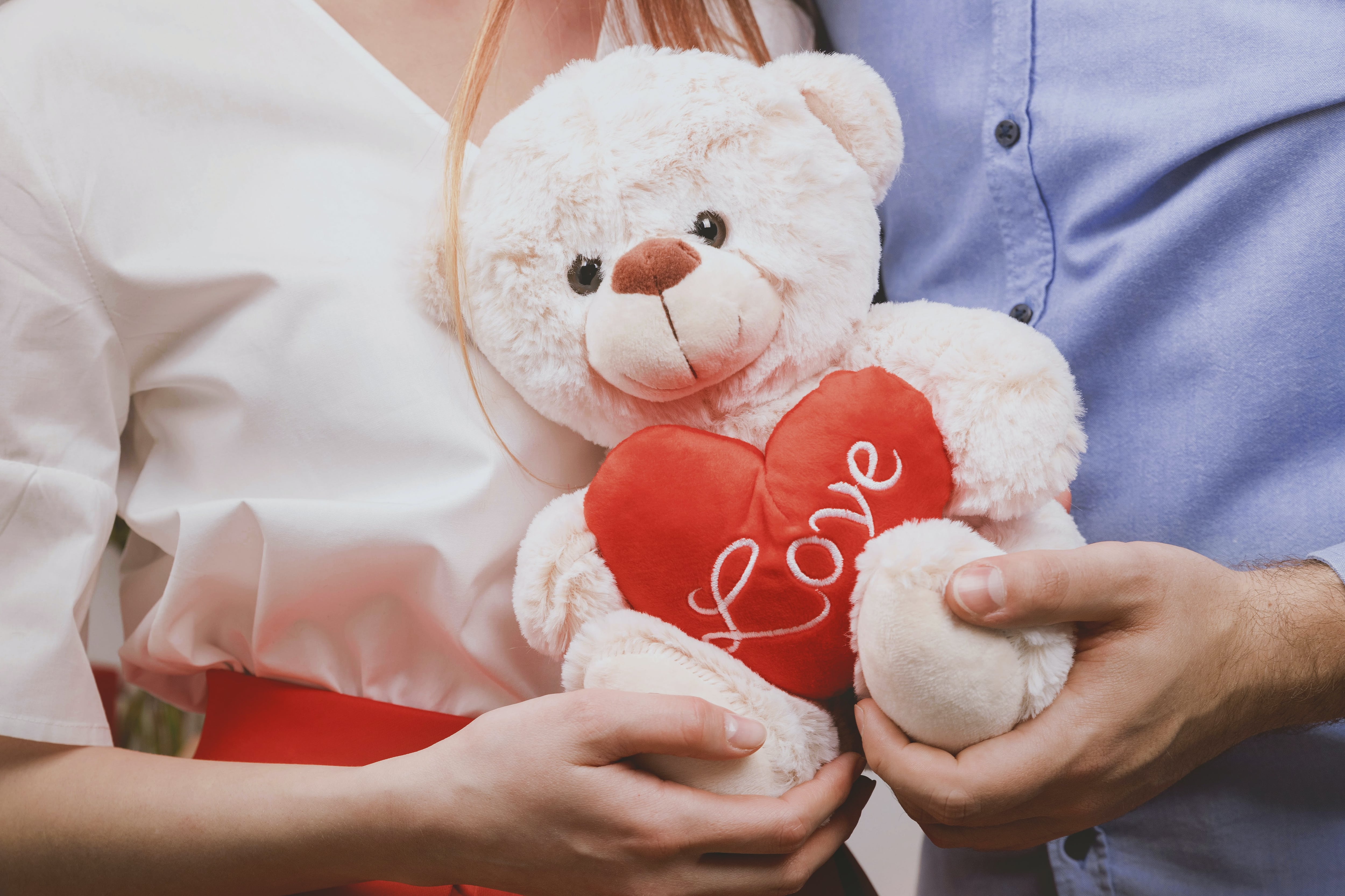Pareja con oso de peluche