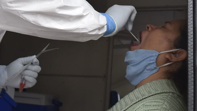 Prueba de Covid-19 a mujer