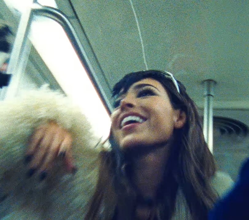 Danna Paola viaja en el metro de CDMX en su video XT4S1S.