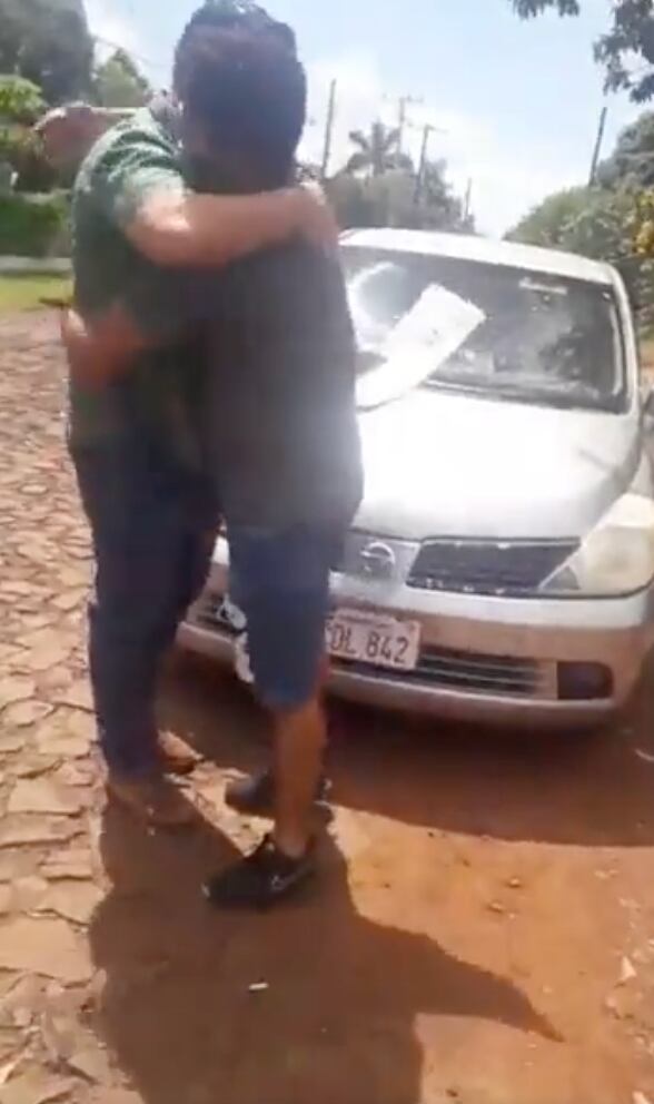 Ganador devuelve carro de rifa