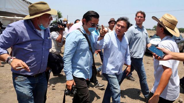 Javier Sicilia en los trabajos de exhumación de cuerpos en el panteón Las Cruces.