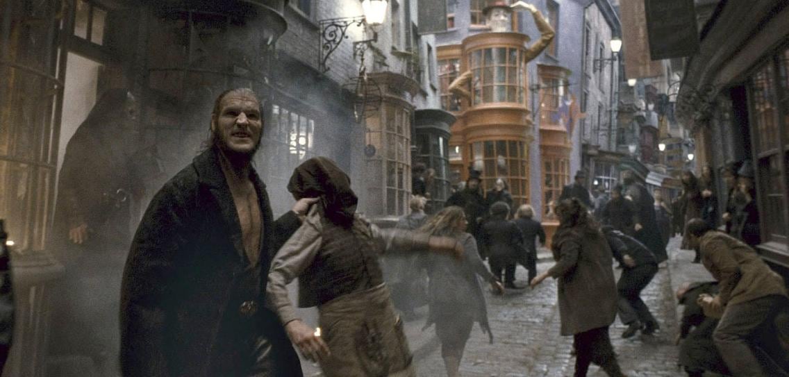 Dave Legeno como Fenrir Greyback