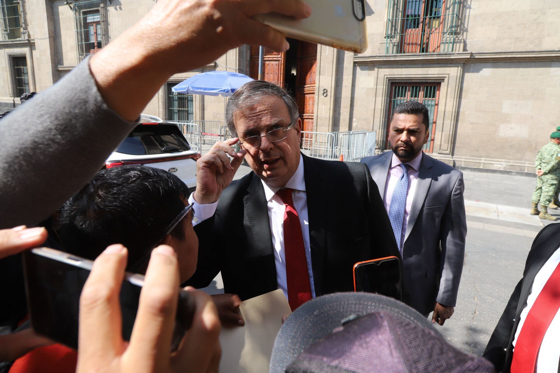 Marcelo Ebrard saliendo de Palacio Nacional