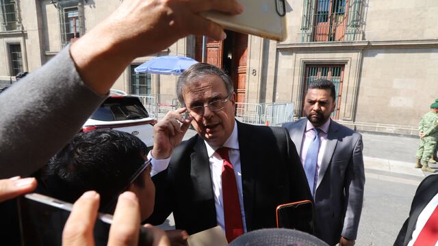 Marcelo Ebrard saliendo de Palacio Nacional