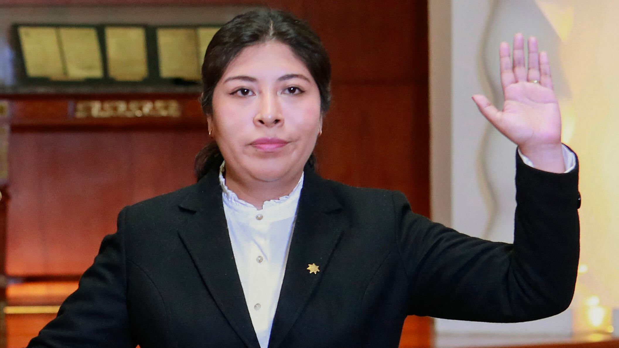 Perú niega planes de irrumpir la embajada mexicana tras asilo a Betssy Chávez