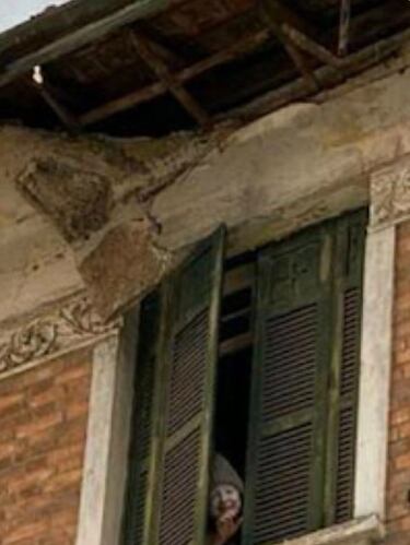 La mujer en la casa abandonada