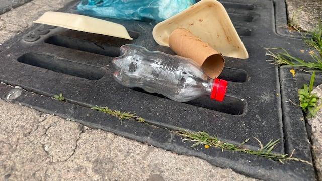 Toluca pide evitar basura y escombros en calles durante temporada de lluvias.