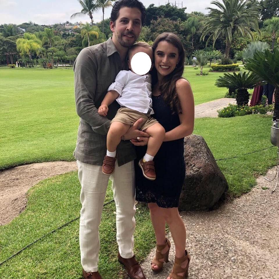 Arturo, sobrino de Majo Aguilar, con sus papás.