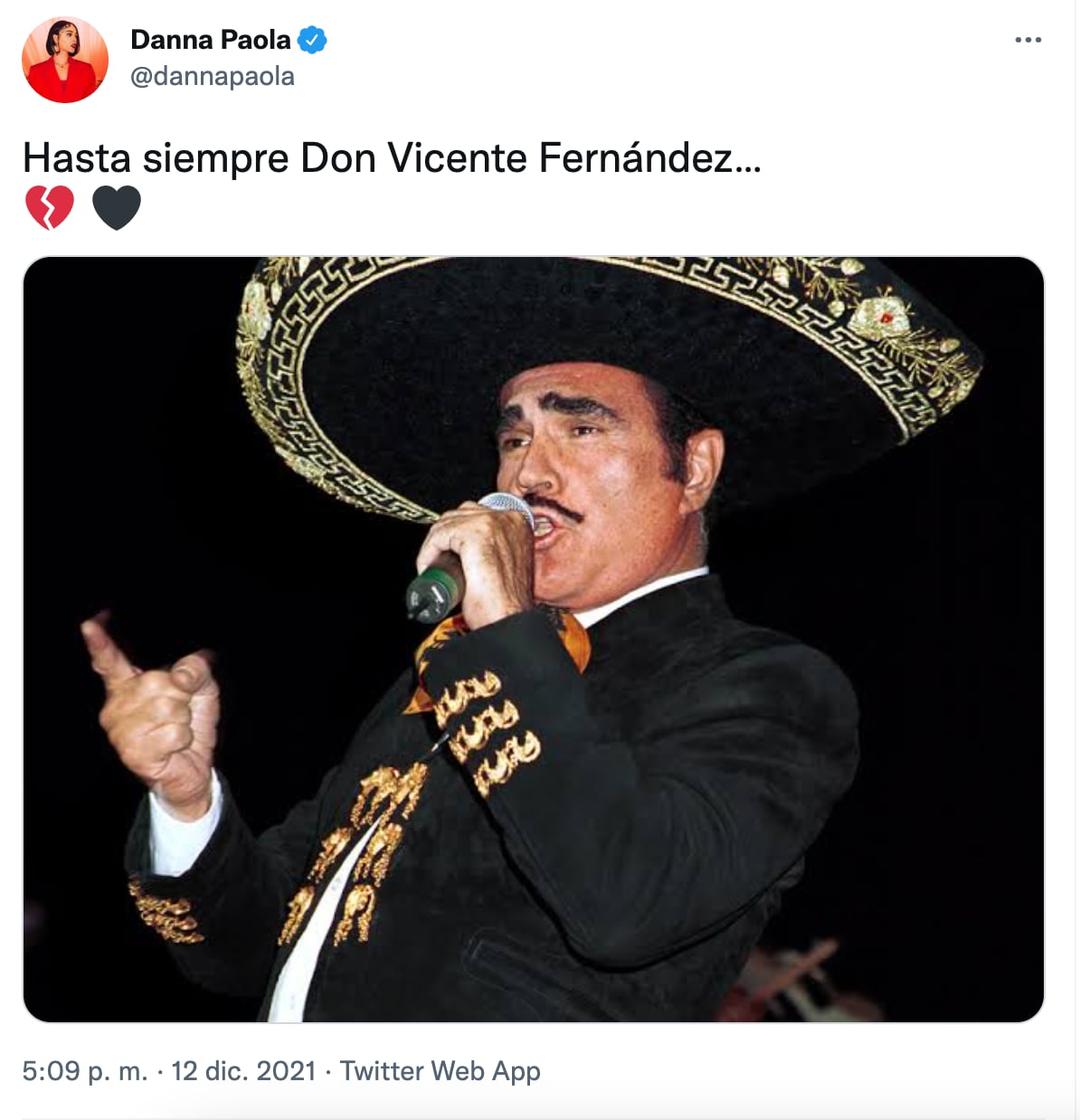 Danna Paola se despide de Vicente Fernández