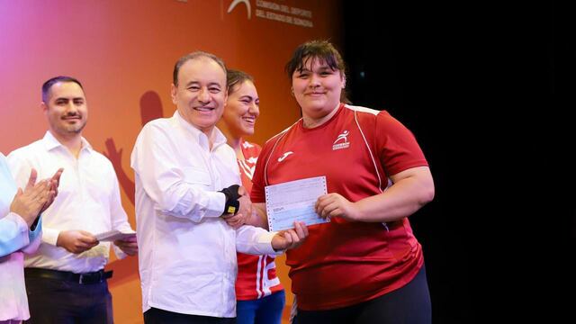 Alfonso Durazo entrega becas deportivas