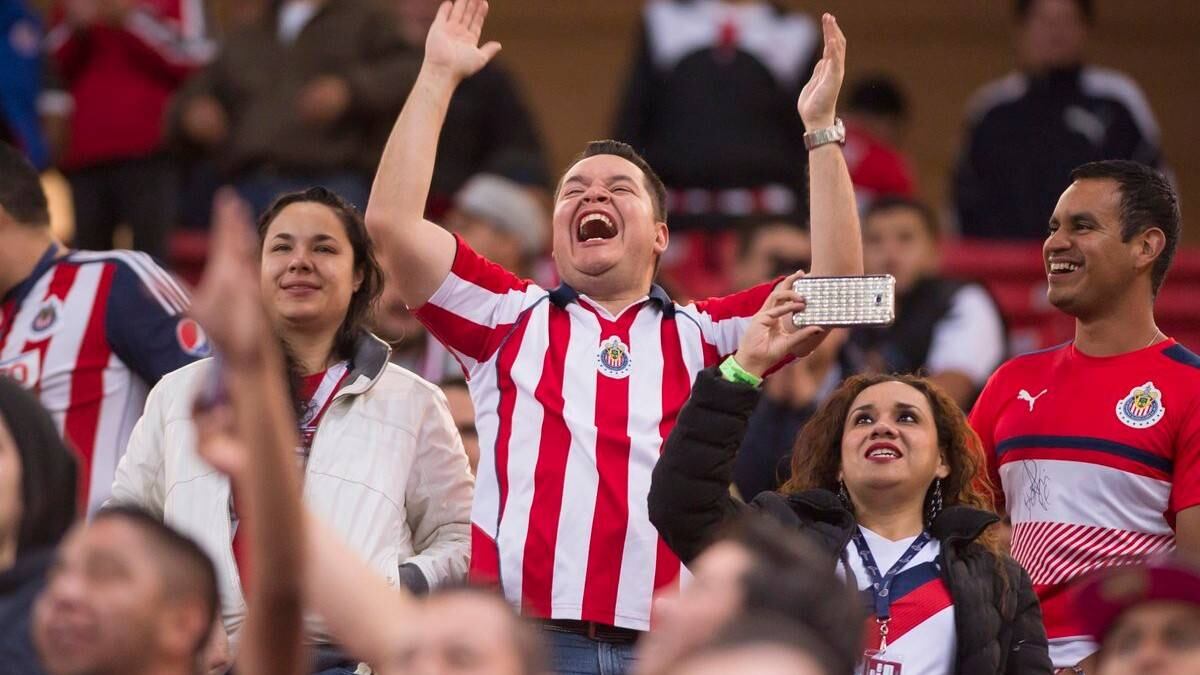 La afición de Chivas celebra el 1-0