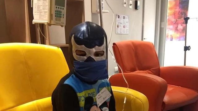 Samuel con máscara de Blue Demon