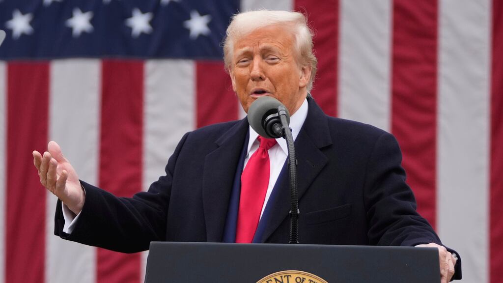 Trump suaviza su política migratoria tras críticas contra el ICE