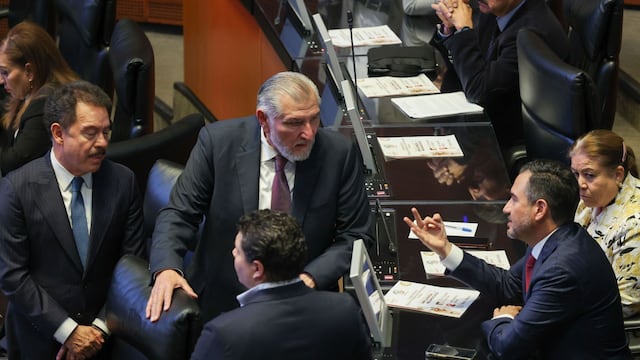 Ignacio Mier, Adán Augusto López y el senador Miguel Ángel Yunes Márquez en el Senado
