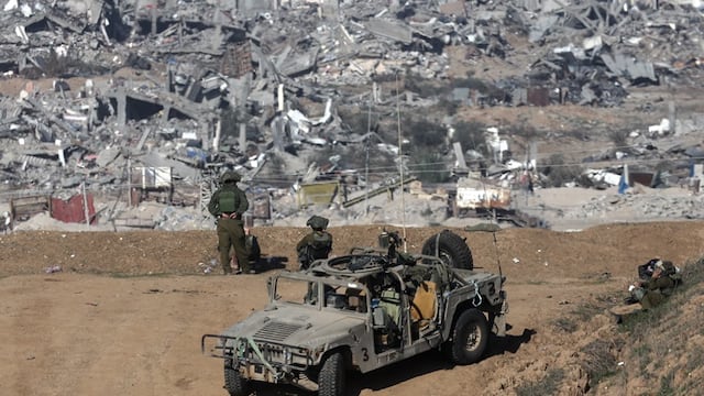 Soldados israelíes cerca de la frontera entre Israel y Gaza, frente al barrio de Shujaiya
