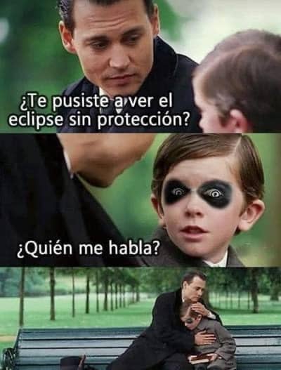 Memes de ojos rojos por el eclipse