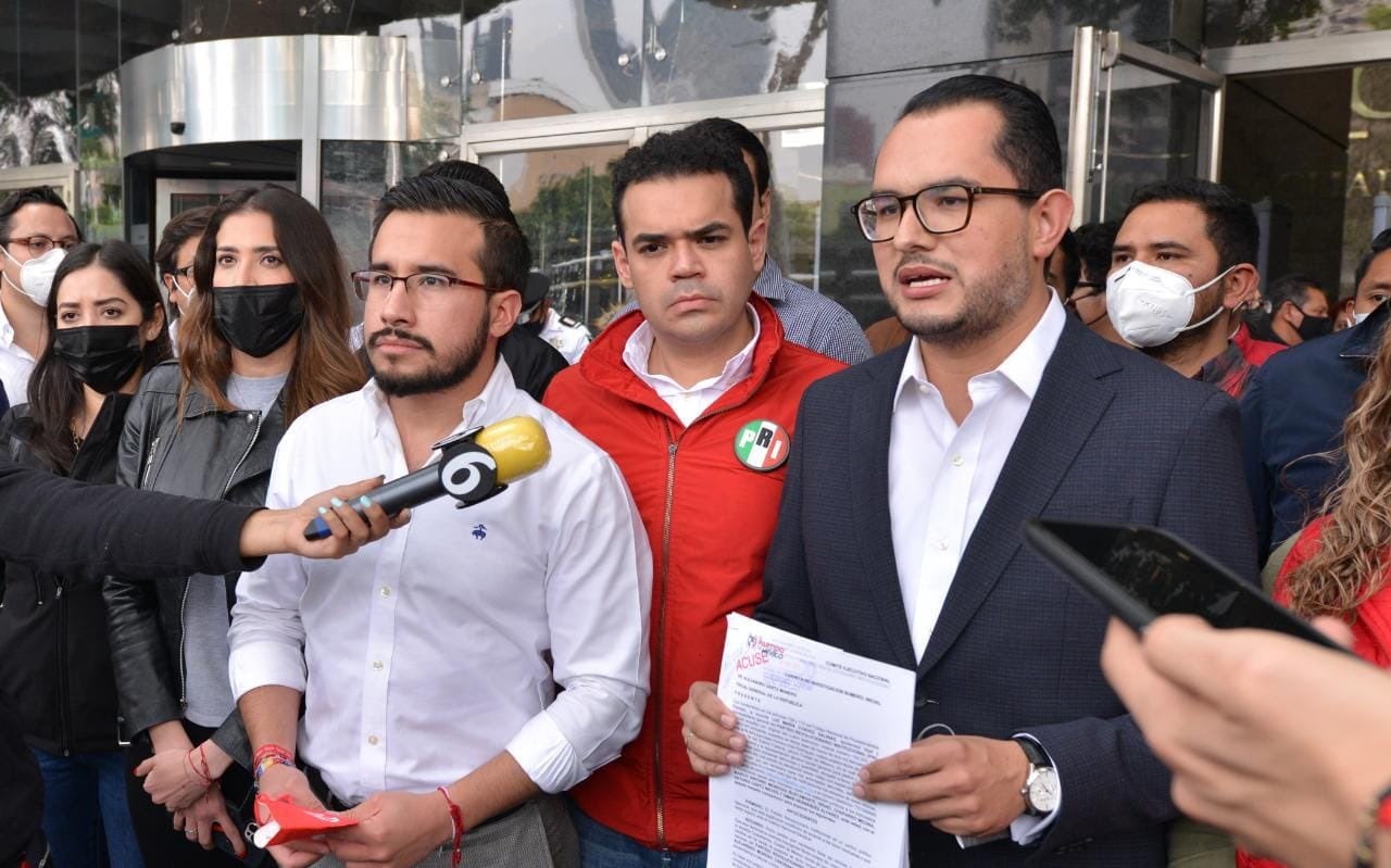 Marco Mendoza y Hiram Hernández presentaron una denuncia ante la FGR por el ataque a la sede del PRI