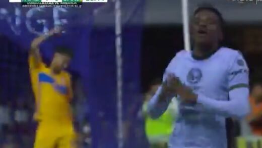 Captan a Diego Reyes mentándole la madre a Marcelo Flores por el gol de Dilrosun