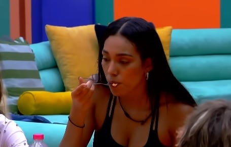 Priscila Valverde comiendo pasta del piso en La Casa de los Famosos México 2025.