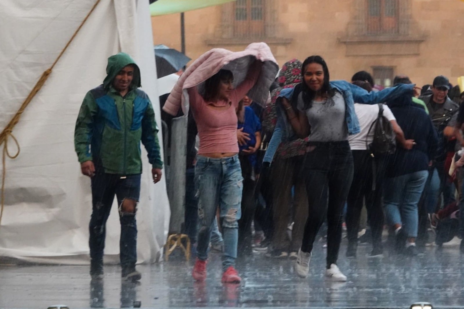 Ni la lluvia ni la contingencia ambiental lograron detener el baile sonidero en el Zócalo capitalino