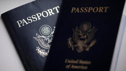 Estados Unidos endurece medidas: revocará pasaportes a deudores de pensión