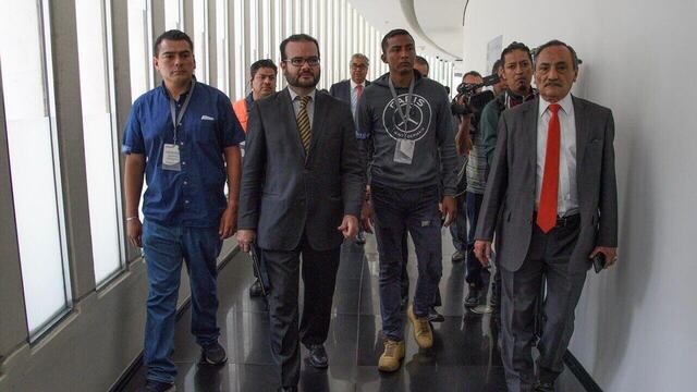 Policías federales y su abogado, Enrique Carpizo, se reunieron con legisladores en el Senado de a República.