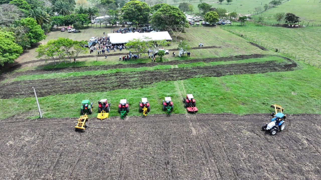 Javier May anuncia programas para productores de Tabasco