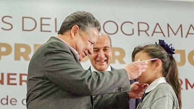 Julio Menchaca y Fundación Ver Bien para Aprender Mejor entregan lentes en Hidalgo