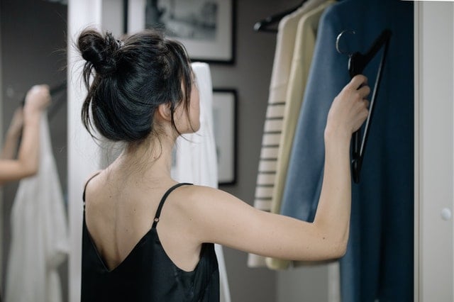 Mujer limpiando su closet