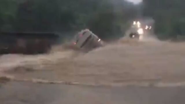 Corriente de agua arrastra el camión