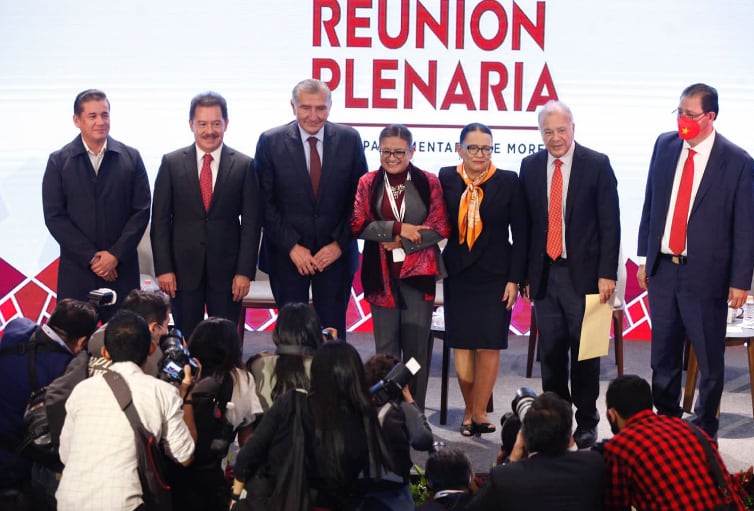Rosa Ícela Rodríguez y otros funcionarios en la Tercera Reunión Plenaria de Morena