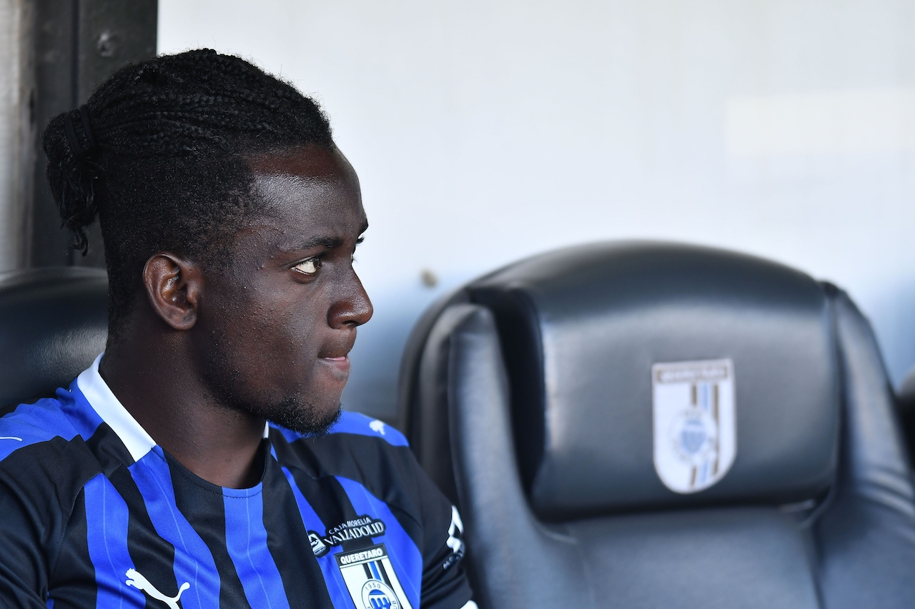 Aké Loba en un partido con Gallos