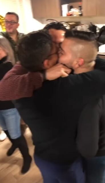 Trío poliamoroso se compromete
