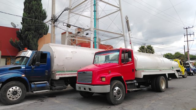 Ricardo Moreno lleva pipas gratuitas a colonias afectadas de Toluca