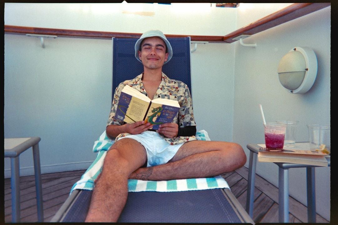 Sergio Mayer Mori sentado en un camastro con un libro.