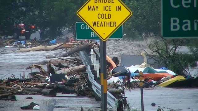 Inundaciones en Texas dejan 13 muertos y niñas desaparecidas.