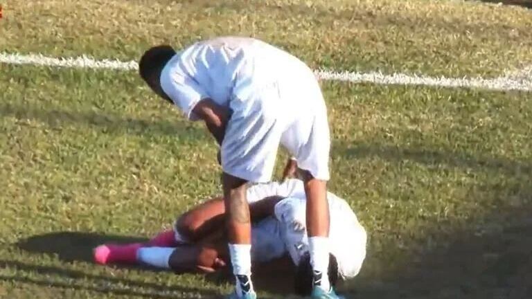 ¡No puede ser! Festejó como Cristiano Ronaldo y se rompió la rodilla