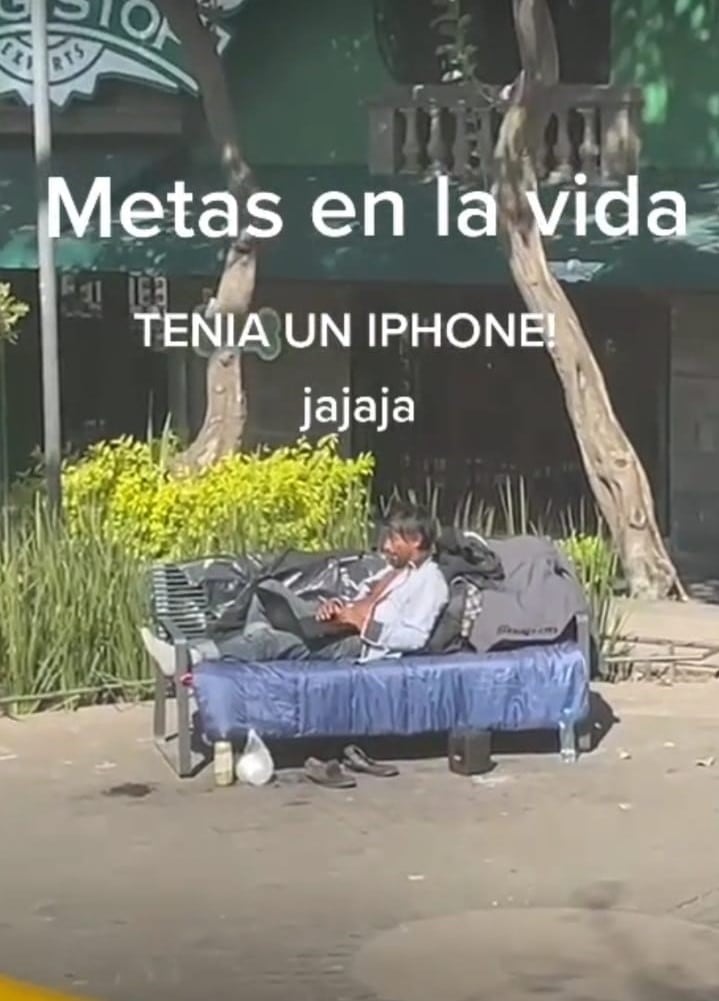 Hombre que vive en la calle pero tiene laptop e iPhone
