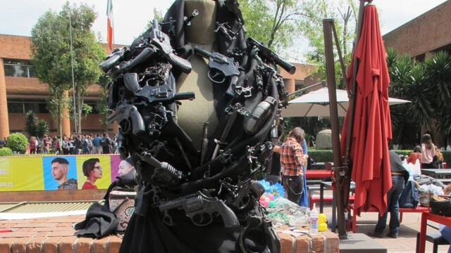 Desfile de modas inspirado en el narco mexicano