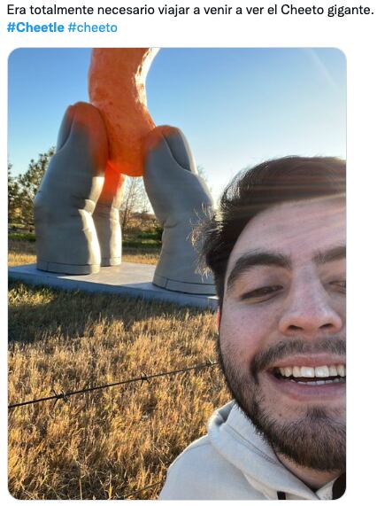 Estatua de Cheetos en Cheadle en Alberta, Canadá