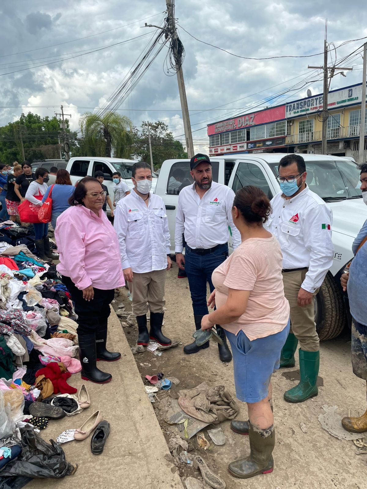 Pemex encabeza entrega de ayuda humanitaria en Poza Rica tras las inundaciones