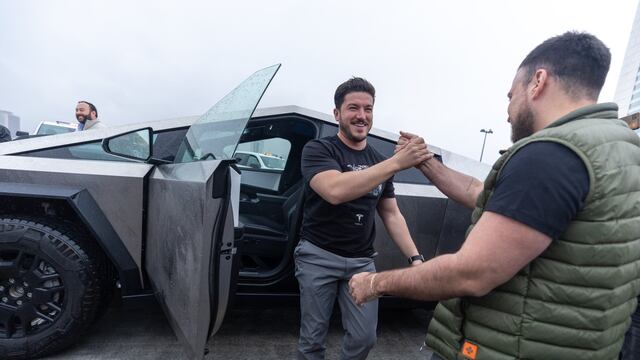 Van contra Samuel García por irregularidades al conducir Cybertruck